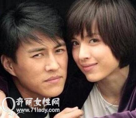 与老婆因戏生情把感情从戏内延伸到戏外      演员靳东妻子李佳也是个