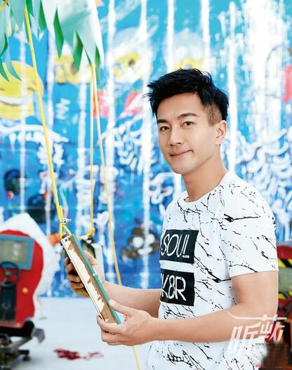 刘恺威最新写真很有童趣 笑容亲和尽显父爱