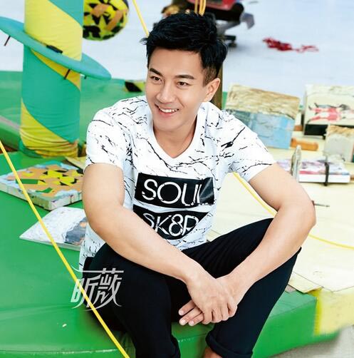 刘恺威最新写真很有童趣 笑容亲和尽显父爱