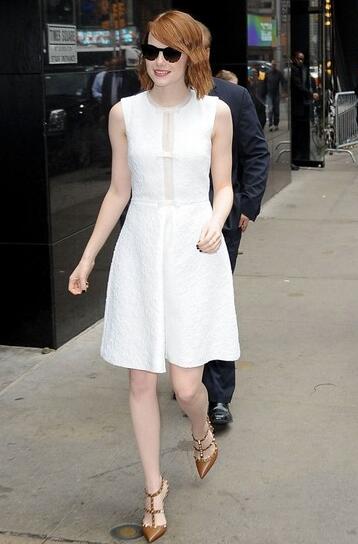 美国演员emma stone衣着giambattista valli的白色无袖洋装,细致压纹、薄纱镂空和蝴蝶结点缀如花朵一样精致清新,衬得肤如凝脂,尽显高贵迷人气质。
