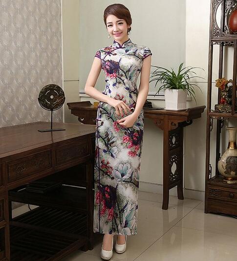 东方女性的坦率、内敛、温婉、文雅,大约就是从旗袍中来的吧。优美滑顺的裁剪线条,将女性凸凹有致的曼妙身材完满地勾勒出来,再加上裙摆至脚面的旗袍长度,端庄大方,又不失女人味,仿若诗画中走出来的大家闺秀。