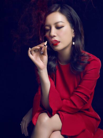 赵薇钟汉良时尚大片曝光,另外还有古天乐,三人共同演绎人像大片“一人一烟一故事”,其中赵薇柔美亮眼、古天乐儒雅理智、钟汉良邪魅狠绝。