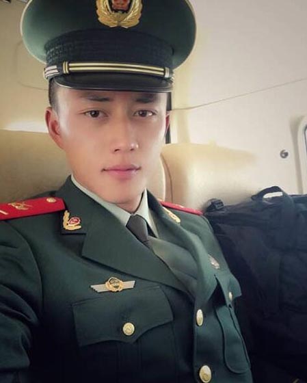 武警特战队员走红网络 杨明鑫被赞比宋仲基帅气