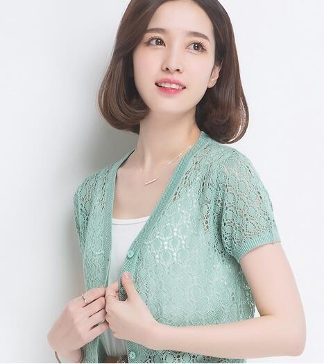 色彩绚丽就是罩衫除了超高颜值外最大的优势。不管女生们是想怎么搭配,它都能做到让你们满意。嫌一般的颜色不够抢眼,那就试试加点更有生机的颜色。绿色的赏心悦目能让人从头到脚都感到凉爽与惬意,这样的自在才该是理想中夏日的常态。