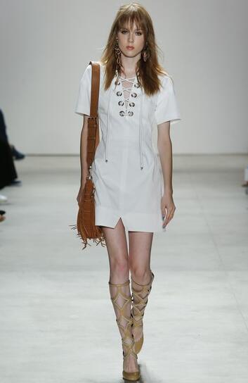 rebecca minkoff2016春夏系列,胸前绑带使小白裙甜美中别具酷感洒脱,典雅素色搭配更加耐看、实用性强。