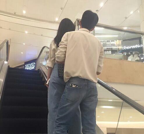 井柏然倪妮逛街被拍 两人穿情侣装秀恩爱