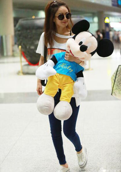 赵丽颖搂mickey秀锁骨 打扮休闲似少女