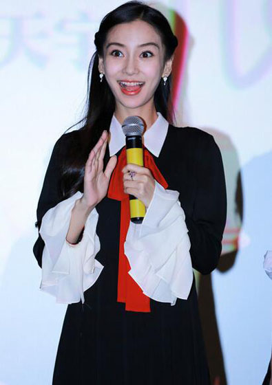 baby这组图堪称表情包女王 黑白裙装尽显清纯活力
