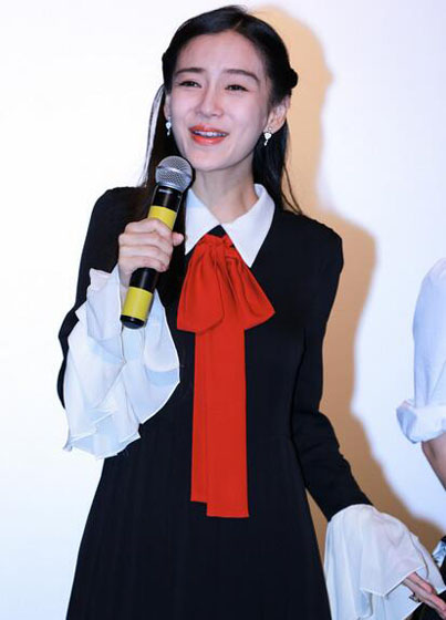 baby这组图堪称表情包女王 黑白裙装尽显清纯活力
