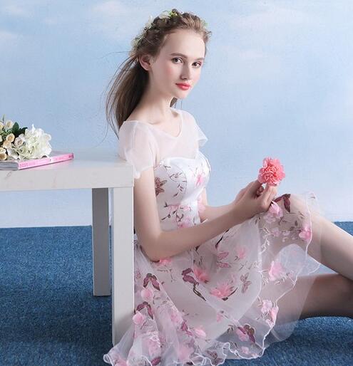 甜美的小花一朵朵装饰在裙子上,把裙子衬托的高贵极了。也许我们普通人没什么太大机会接触高定仙女裙,但我们仍然可以把这些能与高定媲美的裙子收归为自己的秘密武器,参加约会或者重要聚会时小穿一下,绝对能轻松赢得全场关注哦。