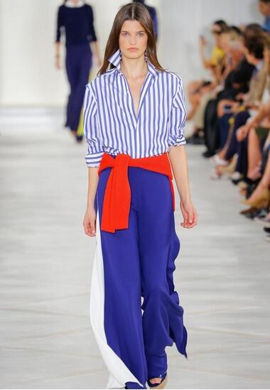 ralph lauren2016春夏时装秀,自然清新的蓝白组合有一种神奇的视觉降温效果,但是在时尚顶端的秀场上似乎有些平淡,再加上纯正中国红的点缀,凸显“撞”色的魅力。