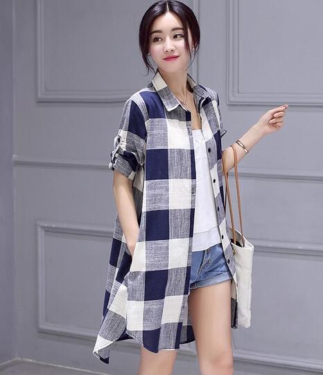 本身就是个假小子,又何必装温柔淑女呢?宽宽松松的衬衫+天然的亚麻面料+大大咧咧的格纹,一点都不掩饰“假小子”的性格,搭配白色背心和牛仔短裤,中性风采也很吸引人哦~