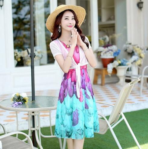 夏季好像有一种魔力,会给人挑战自己的勇气。很多女人穿衣服都是以基础色为主,对于彩色敬而远之,不是不喜欢,而是不敢穿,偏偏到了夏季,就将彩色穿上身,瞧瞧,这不是挺漂亮的嘛。
