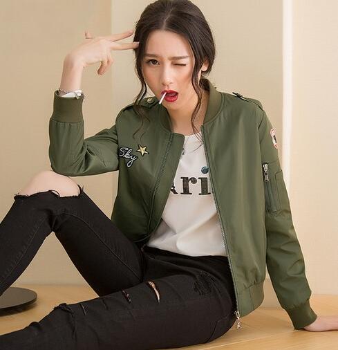 帅气可是棒球衫最常见的一种姿态,因其本身源于运动,所以率性是它们的气质精髓,军绿色富有强烈的军旅气息,刚好迎合棒球衫的率性痞气,时尚就是这样简单。