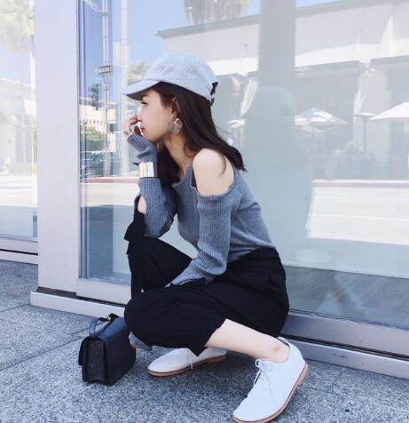 针织套头衫稍微年轻的女性或者是想要一点青春减龄风,那么搭上一件长款套头衫就可以,脚上搭高跟鞋有点知性的味道,如果搭配运动鞋就是青春休闲风了,针织在身,往往简单不失时尚,更好的展现了女人的曲线美,虽没有繁琐的华丽,却内敛的舒适。