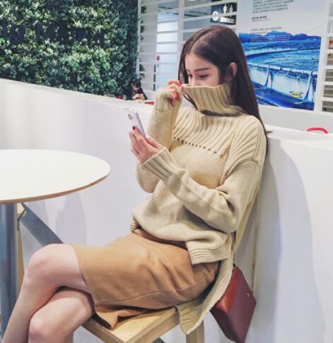 韩版宽松开叉中长款高领纯色套头毛衣。个人超级超级喜欢的毛衣,三种颜色颜色。领部的设计,是今年韩国最热门的直接立起来穿的高领款,盖过一点点下巴,超级超级显脸小。肩部是采用落肩袖的设计,上身的随意感很赞,给人一种自然慵懒的感觉。侧边开叉,搭配下装的效果更好看喔!