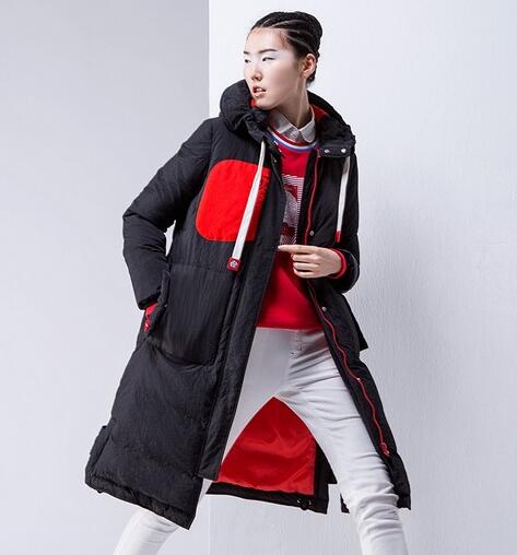羽绒服是冬季衣橱的必备单品之一,尤其是黑色羽绒服,几乎人人一件,好像没有它,这个冬季就不完整啦。但是,闭眼想像一下,假如满大街都是黑色羽绒服貌似也挺无奈的,准备点大红撞色,瞬间让羽绒服更加有活力啦!