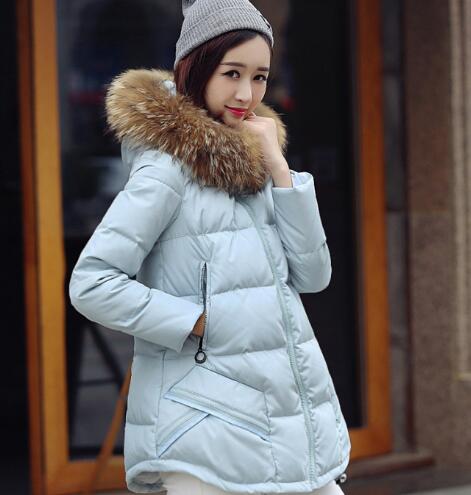 大毛领a字羽绒服。马上到了发工资了?听说有点手痒的你的衣柜里缺少羽绒服?别犹豫,高举你的钱包,该买就买,今年冬季的羽绒服延续了往日的舒适的风格,颇受设计师喜欢的白鸭绒继续露面,显瘦的a字型和羽绒服完美结合,给你温暖,要你好看。