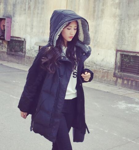 长款百搭羽绒服。帽子里是厚厚的羊羔毛,戴着瞬间暖暖的,萌萌的 外衣表层,是防水面料,防风保暖,挺括 质感,双侧隐形口袋, 冬天手伸进去是暖暖的,真的很贴心的小设计。 中长款,颜色是冬天受欢迎的黑色。 搭配黑色紧身打底裤穿,简直显得腿不能再细了。