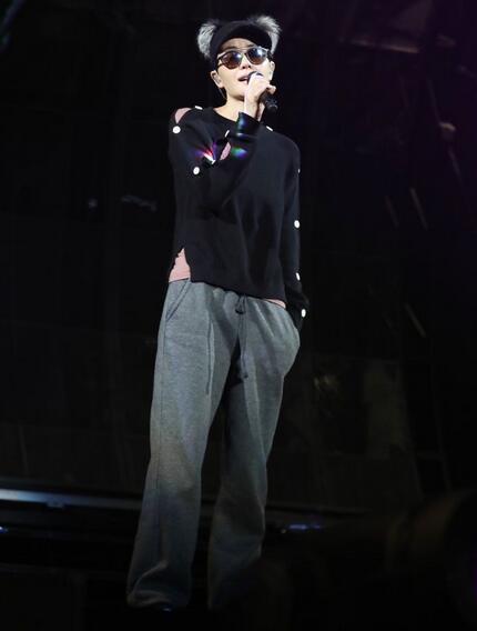 王菲为演唱会素颜彩排 穿便服头戴鸭舌帽超酷