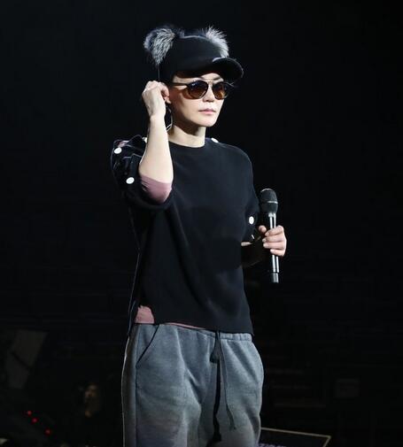 王菲为演唱会素颜彩排 穿便服头戴鸭舌帽超酷