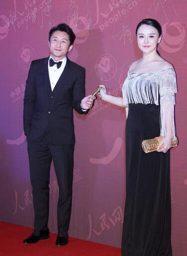 日前,邹市明与妻子冉莹颖参加活动,现场妻子冉莹颖一改以往豪放风格,身穿高叉裙大秀香肩难得优雅一次,与老公邹市明十指紧扣大秀恩爱。