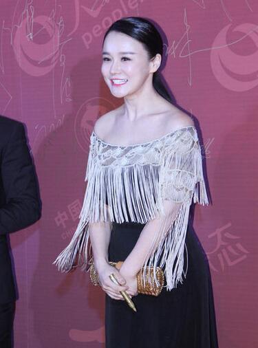 邹市明与妻子合体亮相 妻子冉莹颖大秀香肩难得优雅