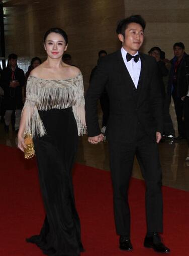 邹市明与妻子合体亮相 妻子冉莹颖大秀香肩难得优雅