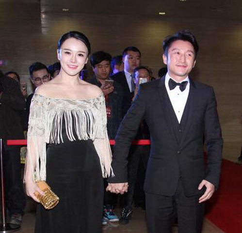 邹市明与妻子合体亮相 妻子冉莹颖大秀香肩难得优雅