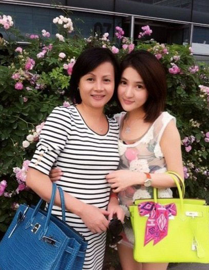 郭美美母亲是谁?郭美美与母亲ps合照:近日,炫富女郭美美在微博晒出与母亲的合影照片,疑似ps过度,郭美美脸部似锥子!
