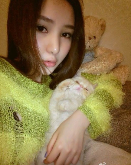 郭美美自拍生活照片:郭美美与小猫合影自拍照曝光,微博自拍照引网友围观,郭美美出生于1991年6月15日,因在网上炫富,并牵扯上“中国红十字会”而引起广泛关注及争议。