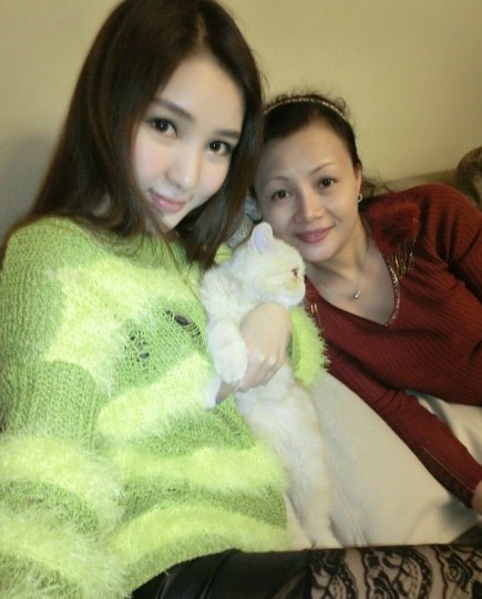 郭美美母亲是谁?郭美美与母亲ps合照:近日,炫富女郭美美在微博晒出与母亲的合影照片,疑似ps过度,郭美美脸部似锥子!