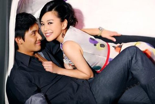张铎陈松伶婚纱照:2011年7月25日自己陈松伶透露已与内地演员张铎结婚,2006年,陈松伶与小她8岁的男星张铎发展姐弟恋。自拍拖以来,双方感情稳定,陈松伶曾透露,视张铎为付托终身的理想对象,更有意愿40岁前结婚。陈松伶与张铎合演电视剧《血未冷》结情缘,其后双方各自将背景相同的旅行照上载博客,因而令恋情曝光。