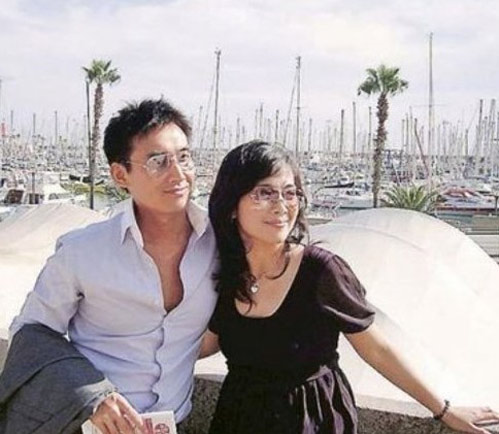 张铎老婆是谁?张铎老婆陈松伶生活照片:陈松伶是中国香港女艺人,香港无线TVB九十年代的当家花旦,1986年参加无线TVB举办的“叶倩文歌唱大赛”以粤语经典零时时分获冠军而签约无线TVB,主演多部经典剧集,塑造许多经典角色,近年来在内地拍剧,2006年陈松伶与内地演员张铎因拍摄电视剧《血未冷》而相识、相恋。