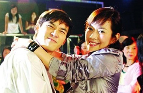 张铎陈松伶婚纱照:2011年7月25日自己陈松伶透露已与内地演员张铎结婚,2006年,陈松伶与小她8岁的男星张铎发展姐弟恋。自拍拖以来,双方感情稳定,陈松伶曾透露,视张铎为付托终身的理想对象,更有意愿40岁前结婚。陈松伶与张铎合演电视剧《血未冷》结情缘,其后双方各自将背景相同的旅行照上载博客,因而令恋情曝光。