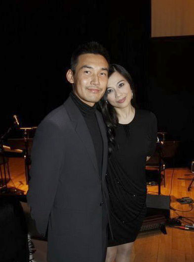 张铎老婆是谁?张铎老婆陈松伶生活照片:陈松伶是中国香港女艺人,香港无线TVB九十年代的当家花旦,1986年参加无线TVB举办的“叶倩文歌唱大赛”以粤语经典零时时分获冠军而签约无线TVB,主演多部经典剧集,塑造许多经典角色,近年来在内地拍剧,2006年陈松伶与内地演员张铎因拍摄电视剧《血未冷》而相识、相恋。