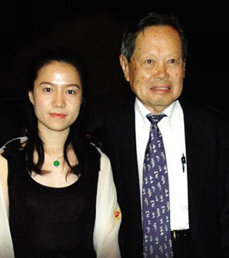 杨振宁和翁帆生活照:世界著名物理学家、诺贝尔奖获得者杨振宁教授与翁帆的感情生活一直是大家关注的话题,1995年杨振宁到汕头大学参加物理学家大会时与负责接待的翁帆相识;翁帆当时为汕头大学文学院英文系大一学生,2002年翁帆结束了一段失败的婚姻后考入广外翻译系攻读硕士2003年10月杨振宁的夫人杜致礼因病去世,2004年2月翁帆寄信到美国给杨振宁,之后几个月两人密切联络,逐渐熟识。