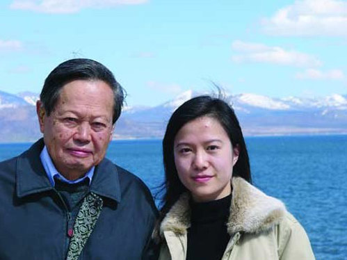 杨振宁和翁帆结婚照:2004年11月5日,杨振宁与翁帆在北京订婚,82岁的杨振宁宣布迎娶28岁的翁帆,\"老少配\"夫妻生活备受关注!