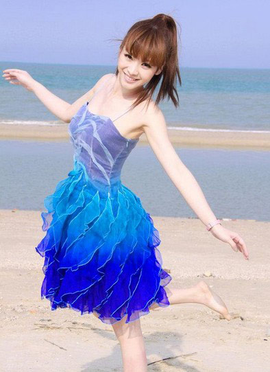 柳岩海滩泳装写真图片曝光:柳岩拍摄了一组性感泳装写真,“内地第一性感女主播”柳岩海量美国加州生活照,展现柳岩随性自在的游学生活,有海滩清凉泳装造型夺人眼球!