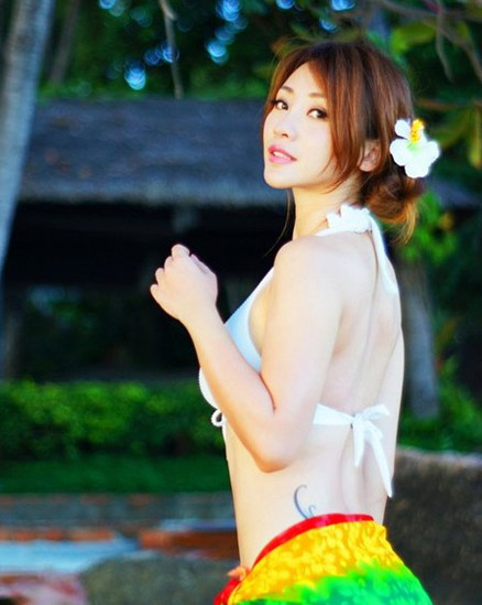 柳岩海滩泳装写真图片曝光:柳岩拍摄了一组性感泳装写真,“内地第一性感女主播”柳岩海量美国加州生活照,展现柳岩随性自在的游学生活,有海滩清凉泳装造型夺人眼球!