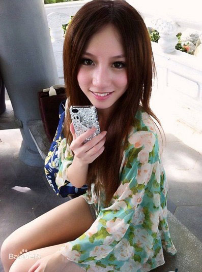 车模林采缇不雅照曝光:林采缇自曝18岁就开始当模特儿,还自曝常接包养邀约,因为朋友介绍才会发展到外拍,她说当时只是为了赚点生活费,没想到却被拍了露点照片,被问到会不会担心父母知道会生气,林采缇说:“应该不会怎样,拍都拍了。”