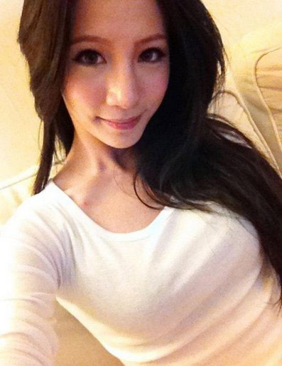 车模林采缇不雅照曝光:林采缇自曝18岁就开始当模特儿,还自曝常接包养邀约,因为朋友介绍才会发展到外拍,她说当时只是为了赚点生活费,没想到却被拍了露点照片,被问到会不会担心父母知道会生气,林采缇说:“应该不会怎样,拍都拍了。”