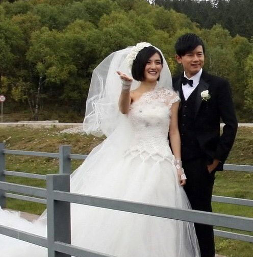 张杰谢娜结婚照片:张杰谢娜经历了多少次的分分合合,关于离婚的消息也不断传出,两人恋情一直处于朦胧状态,直到在某颁奖礼上,张杰公开了与谢娜的恋情,使两人再一次成为了大家关注的话题。2011年9月26日张杰谢娜在云南迪庆州香格里拉举办婚礼,令众多粉丝羡慕不已!