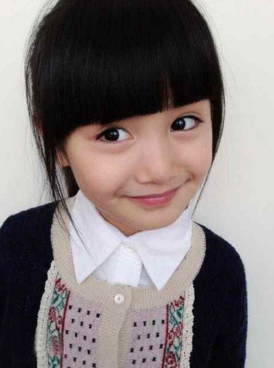 盘点小小龙女张籽沐私房生活照:张籽沐出生于2008年1月6日,因其甜美如花的笑容,所以被大家亲切的叫做“糖妹妹”,2岁时因一双会说话的大眼睛被著名导演王家卫选中,此后又被著名导演尔冬升、陈可辛、郭敬明等选中,在电影《大魔术师》《中国合伙人》《小时代》《兰陵王》等多部电影电视剧中有出色表现,刚满5岁就拍摄电影电视作品近20部,电视广告100余个,深受观众的喜爱!