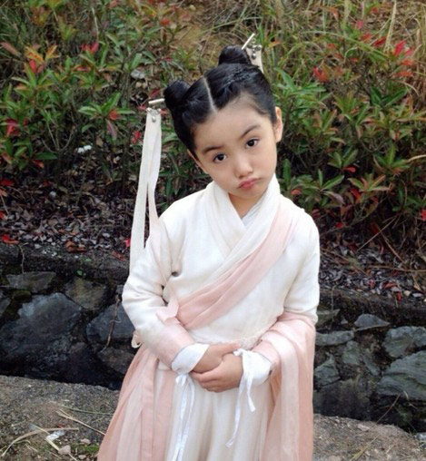 小小龙女张籽沐走红网络,饰演于正《神雕侠侣》中小龙女童年时的可爱小女孩最新萌照曝光,张籽沐扮演小小龙女剧照一双水灵双眼皮大眼超级卡哇伊,萌翻众网友。