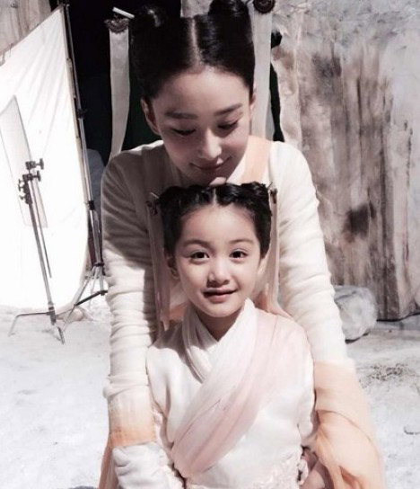 小小龙女张籽沐走红网络,饰演于正《神雕侠侣》中小龙女童年时的可爱小女孩最新萌照曝光,张籽沐扮演小小龙女剧照一双水灵双眼皮大眼超级卡哇伊,萌翻众网友。
