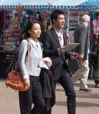 王力宏女友照片曝光,王力宏公开女朋友身份,公布和女友李靓蕾的甜蜜照,女友早就随身在旁,当时外界以为只是王力宏的同行工作人员,他们已经交往有7个月以上了,感情十分甜蜜!