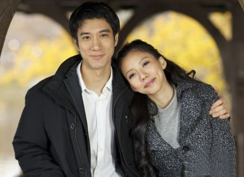王力宏女友照片曝光,王力宏公开女朋友身份,公布和女友李靓蕾的甜蜜照,女友早就随身在旁,当时外界以为只是王力宏的同行工作人员,他们已经交往有7个月以上了,感情十分甜蜜!