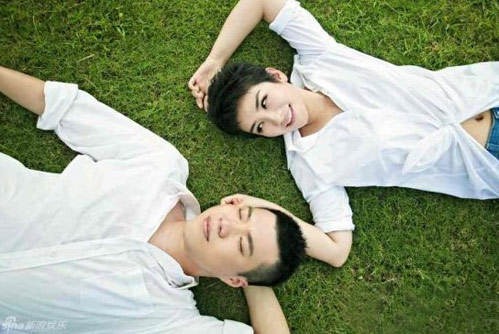 黄毅清和黄奕结婚照,婚纱照,生活照:黄奕老公黄毅清是SSCC上海超跑俱乐部董事长,心动力公益慈善专项基金发起人。先前赴澳大利亚读书,后在美国念大学,直至25岁大学毕业后回国。黄毅清与黄奕在一次聚会认识,很快就确定了恋爱关系。2011年,黄奕与霍思燕的“微博骂战”让不少人对黄奕的感情生活疑惑。而这时黄毅清则站出来力挺黄奕,发微博怒斥霍思燕,两人恋情被曝光,2012年11月26日,黄毅清首次在微博上承认与黄奕的恋情,并在微博上发出两人的亲密照片!