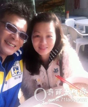 黄日华老婆梁洁华照片